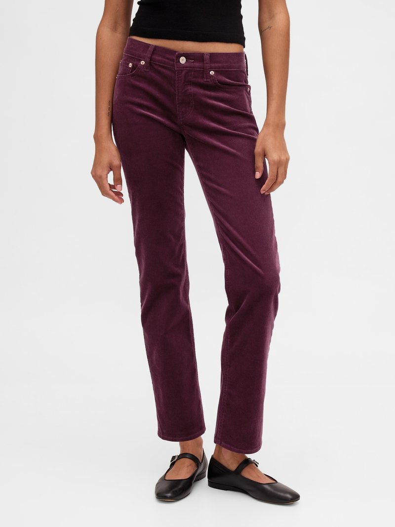 Pantalon en velours côtelé violet, coupe droite, cinq poches, fermeture par bouton, doté d'une texture douce et d'un éclat subtil.