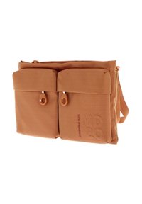 Sac en tissu texturé marron avec deux poches avant, fermeture éclair et une bandoulière réglable. Comprend des accents métalliques lisses et un détail de logo.