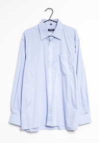 Camicia a maniche lunghe azzurro chiaro realizzata in tessuto liscio, con chiusura frontale con bottoni, tasca singola e colletto classico.
