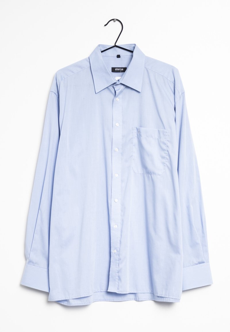 Camicia a maniche lunghe azzurro chiaro realizzata in tessuto liscio, con chiusura frontale con bottoni, tasca singola e colletto classico.