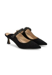 Mule in suede nera con punta affusolata e tacco a blocco piccolo. Presenta una fascia decorativa adornata con gemme nere.