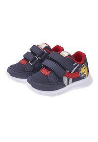Námořnické modré textilní tenisky s červenými akcenty, suchými zipy a bílou podrážkou. Na boku jsou zdobeny nášivkou dinosaura a šedými pruhy.
