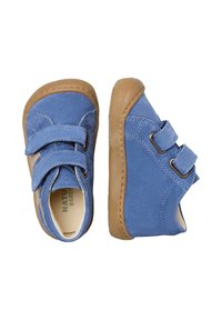 Scarpe per bambini in suede blu con suole in gomma marrone, dotate di doppie cinghie in Velcro e una texture liscia. Design semplice con cuciture rinforzate.