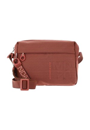 Sac bandoulière rectangulaire de couleur rouille avec texture, sangle réglable, poche avant zippée et étiquette de marque sur la sangle et le panneau avant.