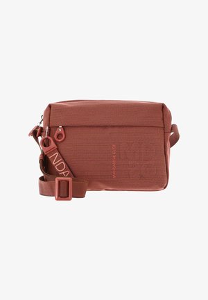 Sac bandoulière rectangulaire de couleur rouille avec texture, sangle réglable, poche avant zippée et étiquette de marque sur la sangle et le panneau avant.