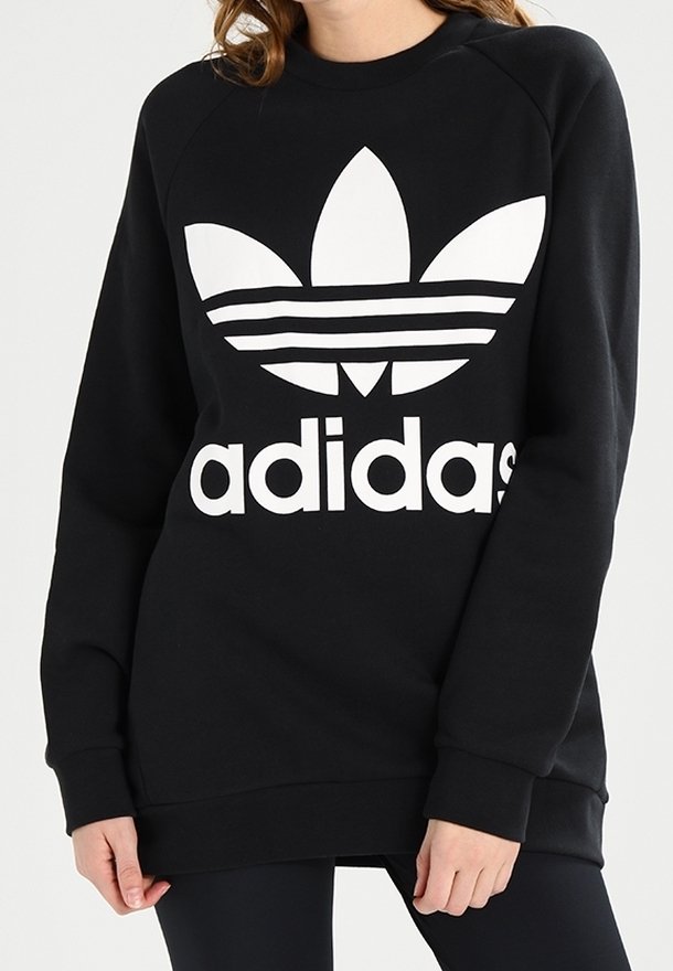 Černá mikina s bílým logem Adidas, které obsahuje tři pruhy a design trojlístku. Vyrobena z hladké textilie; raglánové rukávy.