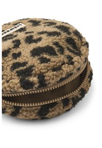 Στρογγυλή θήκη με φερμουάρ σε καφέ και μαύρο σχέδιο λεοπάρδαλης, κατασκευασμένη από μαλακό, υφασμάτινο υλικό με ορατές λεπτομέρειες στο φερμουάρ και ετικέτα λογότυπου.