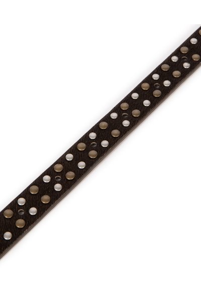 Bruine leren band met afwisselend ronde zilveren en bronzen studs, gladde textuur en een smalle, langwerpige vorm.