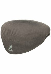 Sillín de bicicleta de tela gris con una forma suave y curva. Presenta una superficie texturizada y un pequeño logotipo en un lado.