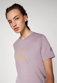 The North Face MOUNTAIN ATHLETICS FLEX TEE - Majica kratkih rukava s printom - purple chalk