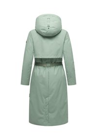 Lungo cappotto verde menta realizzato in un materiale morbido e leggero. Presenta un cappuccio aderente, vita con cintura e tasche laterali. Design semplice e moderno.