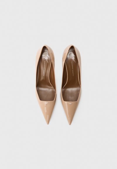 Bež lakirane usnjene salonarji z visokimi petami, z ostrim sprednjim delom in gladko teksturo. Imajo minimalističen dizajn in detajl notranjega podplata z znamko.