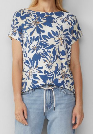 Kukkakuvioinen lyhythihainen pusero kermaan, siniseen ja ruskeaan vivahtavissa sävyissä. Pehmeä kangas, rento istuvuus ja pyöreä pääntie. Solmittava helma.