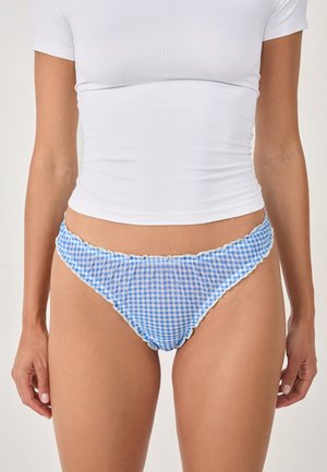 Blaue und weiße Gingham-hüftslip mit Rüschendetails. Hergestellt aus leichtem Stoff, mit einem tief sitzenden Schnitt und weicher Textur.