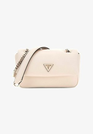 Sac à main synthétique rose clair avec un logo métallique triangulaire, design élégant, bandoulière en chaîne et texture lisse. Fermeture à pression magnétique.