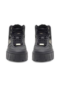 Czarne wysokie sneakersy z grubymi, teksturowanymi podeszwami, perforowanymi noskami, czarnymi sznurowadłami oraz złotymi akcentami marki, wyłożone czarnym polarem w środku.