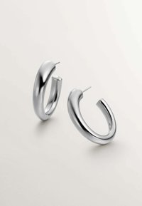 Pendientes de aro de plata con un diseño liso y curvado, y acabado pulido. Cuentan con un soporte para un cierre seguro, ideales para uso casual o formal.