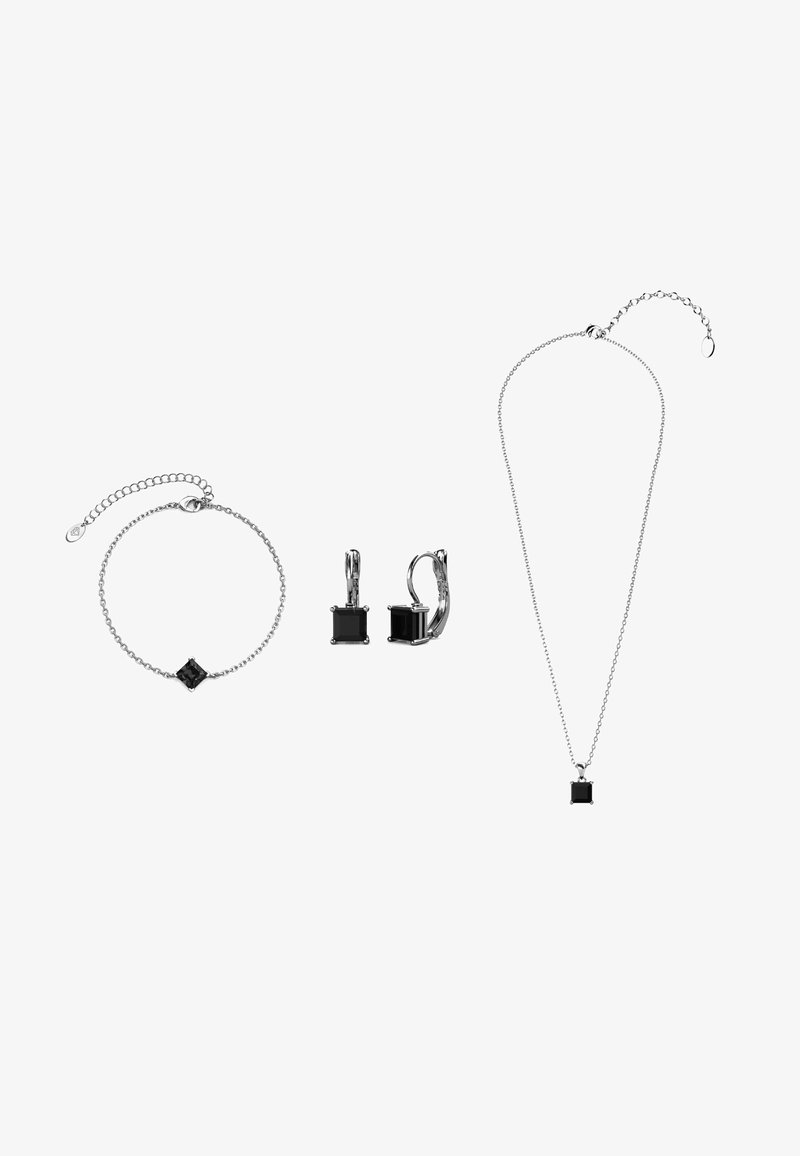 Sieraadset met een armband, oorbellen en een ketting. Elk stuk bevat zwarte vierkante stenen, zilverkleurige metalen kettingen en een minimalistisch design.