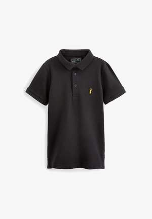 Mustkunstiga must polo särk, millel on klassikaline krae, lühikesed varrukad ja kollane homaarilogoga vasakul rinnal.