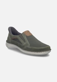 Chaussure décontractée à enfiler de couleur vert olive avec un tissu en maille, des panneaux en daim, des accents élastiques sur les côtés et une semelle beige rembourrée.