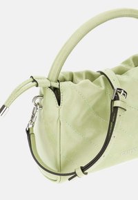 Borsa a tracolla verde in ecopelle trapuntata con una forma strutturata, dotata di manico superiore, tracolla removibile e dettagli in metallo argento.