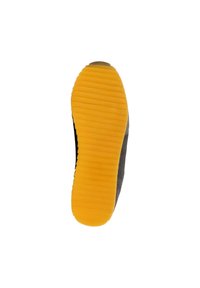 Zwarte sneakersole met een gestructureerd oppervlak en een gele rubberen grippatroon. Rond gevormd, met een vlak profiel en een antislipontwerp.