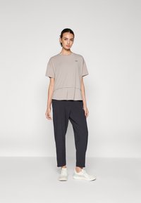 New Balance DRAPEY OVERSIZED - Camiseta estampada - light mushroom