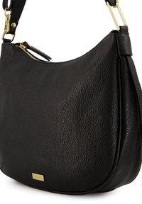 Schwarze Leder-Hobo-Tasche mit einer genarbten Textur, goldfarbenen Hardware, einem Reißverschlussfach und einem einzelnen Schulterriemen.