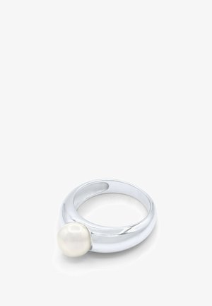 Bague en argent avec une perle blanche ronde unique montée sur un anneau lisse et poli, isolée sur un fond blanc.