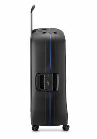 Valigia rigida nera con un design elegante, strisce verticali blu, manico telescopico e lucchetto a combinazione. Dotata di quattro ruote.