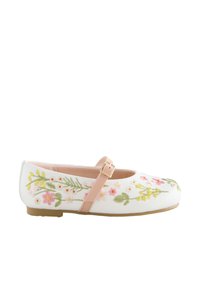 Chaussure Mary Jane plate blanche avec bride à boucle rose et broderie florale pastel sur les côtés et le bout, semelle beige.