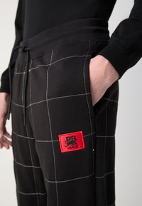 HUGO DRAG - Träningsbyxor - black