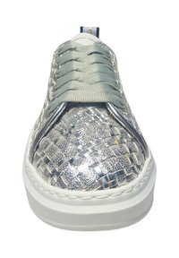 Gewebte metallic-silberne Sneakers mit runder Zehenpartie, glattem weißen Gummisohle und kontrastierenden grauen Schnürsenkeln. Zartes strukturiertes Muster über die gesamte Oberfläche.