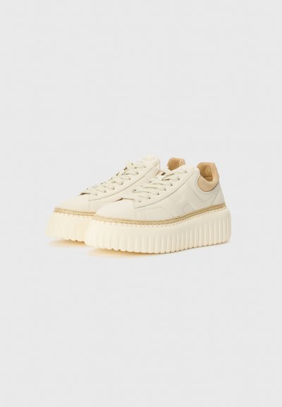 Baskets plateforme en cuir crème avec semelle en caoutchouc texturé. Caractéristiques : bout rond, lacets à l'avant et accents contrastants en tan au talon.