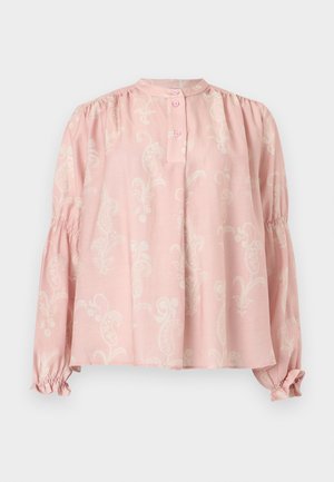 Φωτεινό ροζ μπλούζα με μακριά μανίκια, διακριτικό άσπρο λουλουδάτο μοτίβο πασλέι, γιακά με κουμπιά, σούρες στους ώμους και μακρυά μανσέτα με πιέτες και ελαστικότητα.