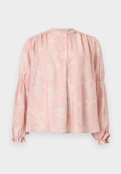 Φωτεινό ροζ μπλούζα με μακριά μανίκια, διακριτικό άσπρο λουλουδάτο μοτίβο πασλέι, γιακά με κουμπιά, σούρες στους ώμους και μακρυά μανσέτα με πιέτες και ελαστικότητα.