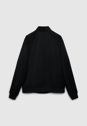 Giacca bomber nera, tessuto liscio, colletto rialzato, maniche lunghe, polsini ed orlo elasticizzati, design minimalista, senza loghi o motivi visibili.