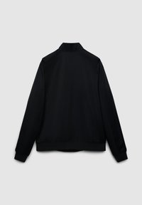 Giacca bomber nera, tessuto liscio, colletto rialzato, maniche lunghe, polsini ed orlo elasticizzati, design minimalista, senza loghi o motivi visibili.