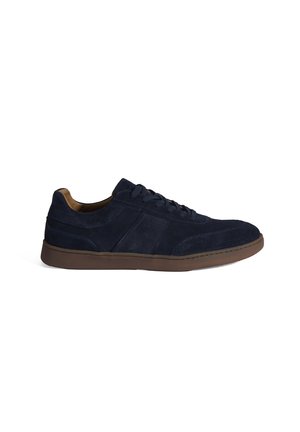 Navyblauwe suède sneakers met een lage profiel, bruine rubberen buitenzool, ronde neus en vetersluiting, met tonale stiksels en patroonaccenten.