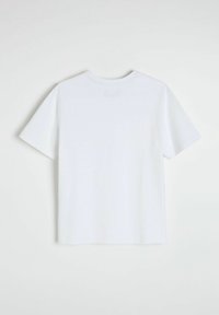 Biała bawełniana koszulka z okrągłym dekoltem i krótkimi rękawami. Prosty design, bez widocznych wzorów czy nadruków, z małą metką z tyłu.