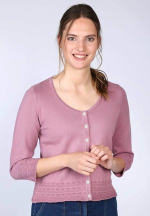 Hellpink Cardigan mit rundem Ausschnitt, Dreiviertelärmeln und dekorativen Strickdetails an den Bündchen und dem Saum. Fünf-Knopf-Frontverschluss.