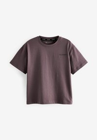 Īsa piedurkne, laivu kakla t-krekls izgaistā mauve krāsā, izgatavots no mīksta kokvilnas auduma, ar diskretu zīmola logotipu tumši pelēkā krāsā uz krūtīm.