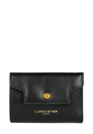 Portefeuille en cuir noir avec une finition texturée, doté d'une fermeture à bouton en doré et d'un logo doré en relief sur le devant, design rectangulaire compact.