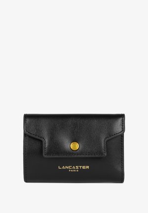 Portafoglio in pelle nera con finitura testurizzata, dotato di chiusura a bottone dorato e logo in rilievo dorato sulla parte anteriore, design rettangolare compatto.