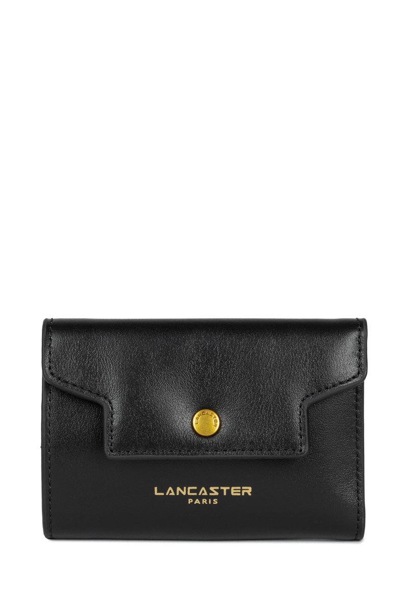 Portefeuille en cuir noir avec une finition texturée, doté d'une fermeture à bouton en doré et d'un logo doré en relief sur le devant, design rectangulaire compact.