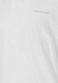 Valkoinen urheilupaita, joka on valmistettu pehmeästä kankaasta ja siinä on hienovarainen uurrettu pinta. "ENDURANCE"-logo on painettu vaaleanharmaalla rintaan.