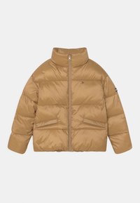 Hnědá péřová bunda s vysokým límcem, horizontálním prošíváním, dvěma předními kapsami a předním zipem. Obsahuje akcenty loga na rukávech.