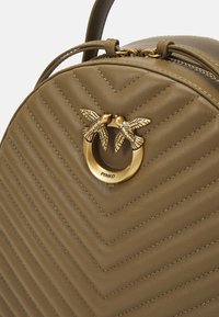 Pinko LOVE CLICK CLASSIC - Mochila - piantagione/antique gold-coloured