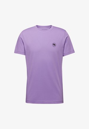 T-shirt di cotone viola con maniche corte, scollatura rotonda e piccolo logo nero sul lato sinistro del petto. Tessuto morbido, vestibilità casual.