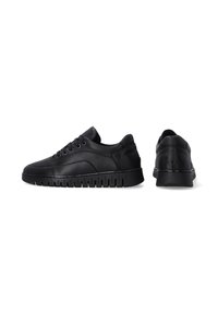 Czarne skórzane sneakersy o gładkiej fakturze, smukłym designie, zaokrąglonym nosku, sześciu oczkach do sznurowania i grubej, żebrowanej gumowej podeszwie.